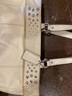 White coach bag medium size